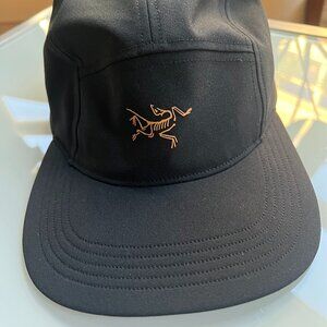 BLACK ARC'TERYX GAMMA 5 PANEL CAP